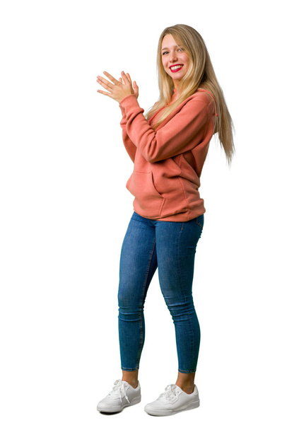 Uma foto completa de uma jovem aplaudindo após a apresentação em uma conferência sobre fundo branco isolado
 - Foto, Imagem