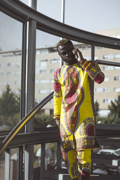 African businessman with smartphone and the clothes of typical - Foto, Bild