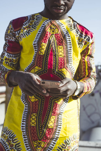 Afrikkalainen liikemies älypuhelin ja vaatteet tyypillinen
 - Valokuva, kuva