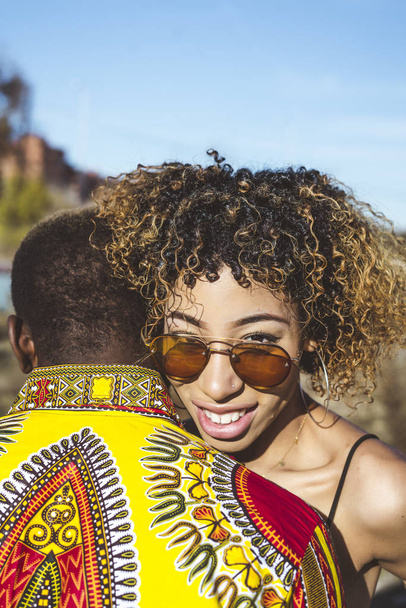 African kobieta przytulanie african chłopiec - Zdjęcie, obraz