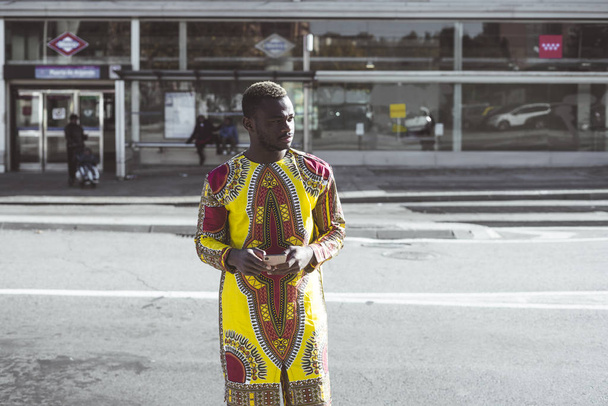 Uomo d'affari africano con smartphone e i vestiti tipici
 - Foto, immagini