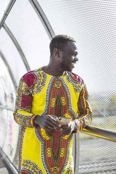 Αφρικανική επιχειρηματία με τα smartphone και τα ρούχα του τυπικό - Φωτογραφία, εικόνα