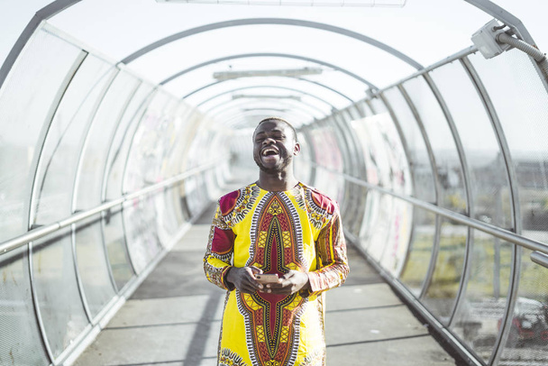 Αφρικανική επιχειρηματία με τα smartphone και τα ρούχα του τυπικό - Φωτογραφία, εικόνα