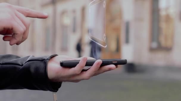 Mužské ruce Ukázat na smartphone koncepční Hud hologram standardy - Záběry, video