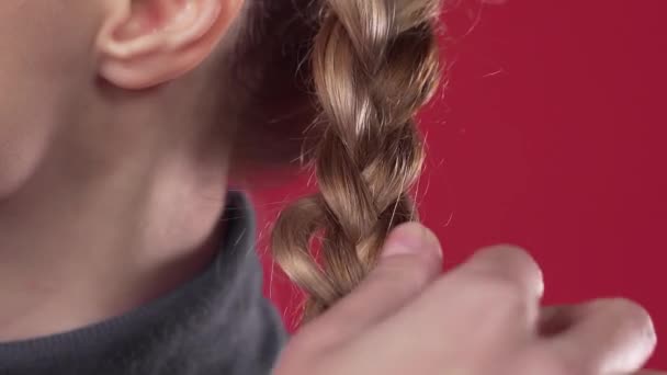 Woman braids a braid, process of making the hairstyle, making of the hairstyle by yourself - Πλάνα, βίντεο