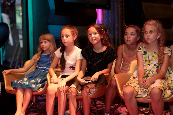 Одеса, Україна - 30 серпня 2016: аудиторії на концерті. Глядачі дітей емоційно дивитися акробатики і продуктивність дитячої моди шоу. Baby глядачів на дитячий фестиваль - Фото, зображення