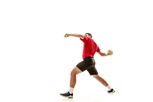 der eine kaukasische junge Mann als Handballer im Studio auf weißem Hintergrund - Foto, Bild