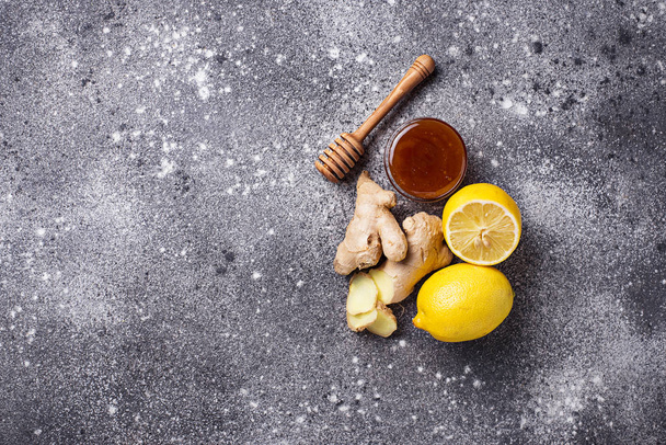 Citron, gingembre et miel. Remèdes naturels contre la toux et la grippe
.  - Photo, image