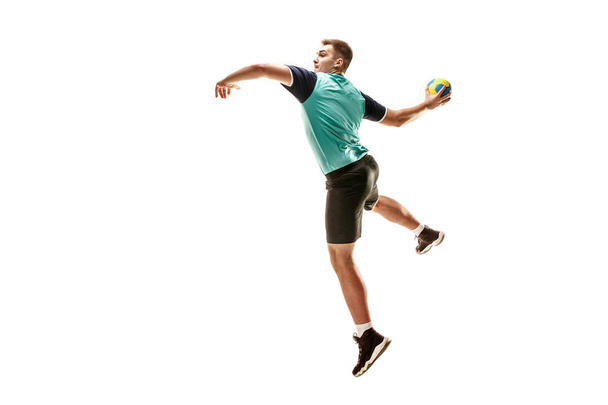 der eine kaukasische junge Mann als Handballer im Studio auf weißem Hintergrund - Foto, Bild