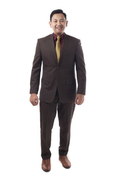 Retrato de cuerpo entero del empresario asiático en traje formal aislado en blanco. Vista frontal del hombre exitoso caballero de negocios de pie caminando
  - Foto, imagen