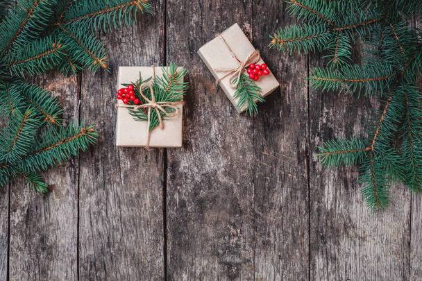 Sfondo natalizio con regalo di Natale su sfondo di legno con rami di abete. Natale e Felice Anno Nuovo composizione. Posa piatta, vista dall'alto
 - Foto, immagini