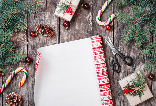 Різдво складом xmas обтікання Fir гілки подарунки, соснових шишок, червоний прикрас на дерев'яні фону з. Xmas і щасливого нового року карти. Плоскі мирян, top погляд - Фото, зображення