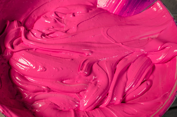 Mischen einer neuen hellrosa Farbe durch setzen weiße Farbe rosa Farbe und lila Farbe in sauberen Lauf dann sti - Foto, Bild
