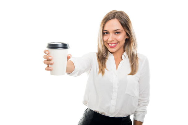 Portrét krásné ženy podal s sebou kávu izolovaných na bílém pozadí s oblast kopírování reklamní prostor - Fotografie, Obrázek
