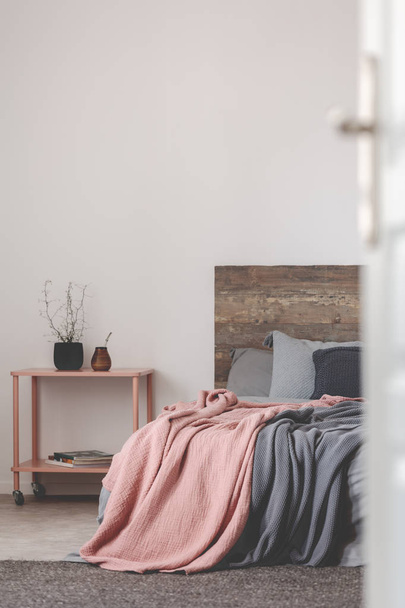 Grey and pink bedroom design with copy space on empty white wall - Zdjęcie, obraz