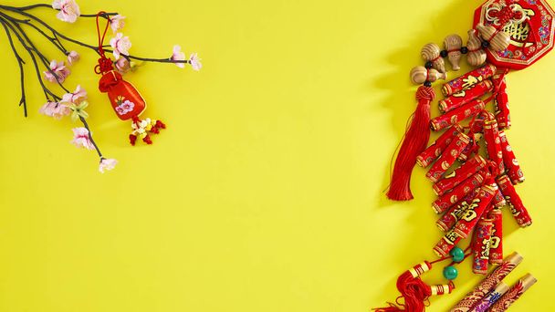 flach lag. frohes chinesisches Neujahr oder Mondneujahr. 2019 im gelben Background-Stil. Chinesische Schriftzeichen bedeuten ein frohes neues Jahr. (mit dem Buchstaben "fu", was Glück bedeutet) - Foto, Bild