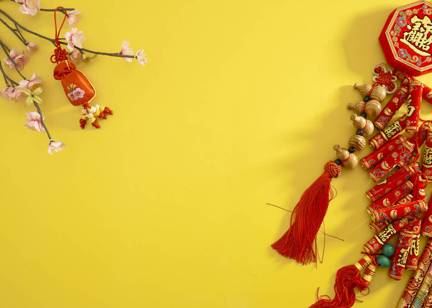 flach lag. frohes chinesisches Neujahr oder Mondneujahr. 2019 im gelben Background-Stil. Chinesische Schriftzeichen bedeuten ein frohes neues Jahr. (mit dem Buchstaben "fu", was Glück bedeutet) - Foto, Bild