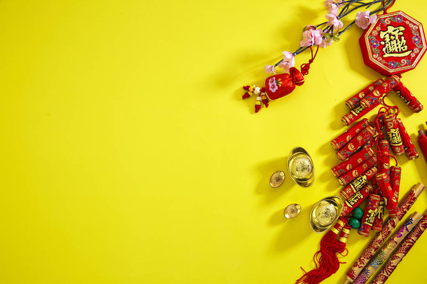 Lapos feküdt. Boldog kínai újév vagy a holdújév. 2019-sárga backgrounb stílus. Kínai karakterek jelenti, boldog új évet szöveg tér-képek. (a karakter "fu" jelentése fortune) - Fotó, kép