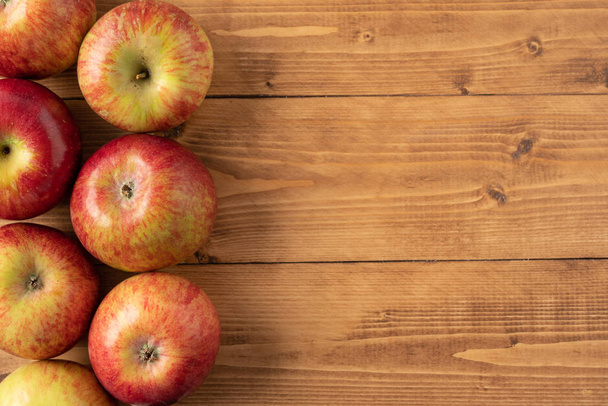 червоні яблука на дерев'яному столі
 - Фото, зображення