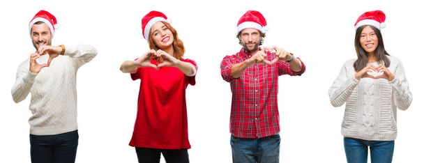 Collage einer Gruppe von Menschen mit Weihnachtsmütze vor isoliertem Hintergrund, die verliebt lächeln und Herzsymbol und Form mit den Händen zeigen. Romantisches Konzept. - Foto, Bild