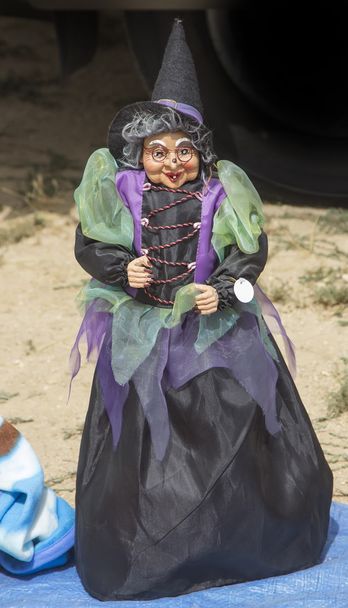 figurine bruxa simpática graciosa com óculos
 - Foto, Imagem
