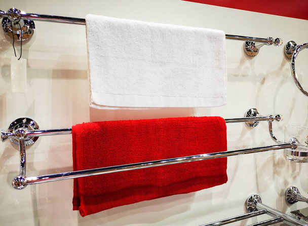 Повесьте полотенце в ванной комнате на ярком фоне
. - Фото, изображение