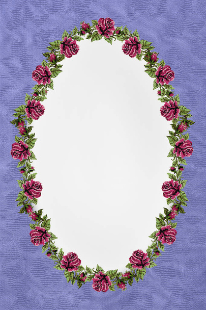 Fondo lila con marco ovalado de rosas rosadas bordadas
 - Foto, Imagen