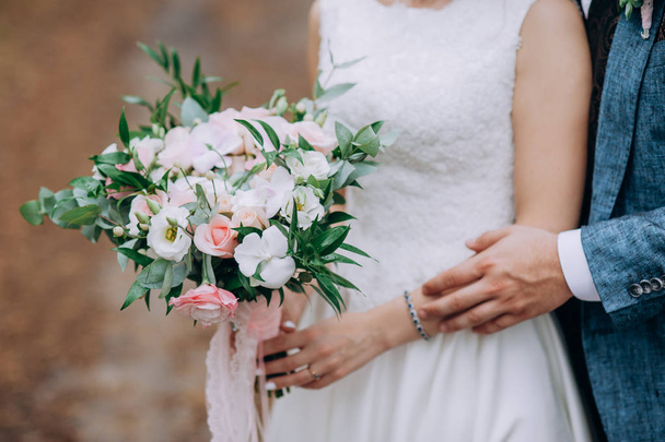 νύφη εκμετάλλευση μπουκέτο λουλούδια σε ρουστίκ στιλ, γαμήλια ανθοδέσμη γαμπρός αγκαλιές νύφη - Φωτογραφία, εικόνα