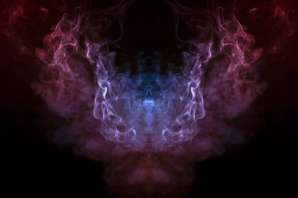 El polvo cósmico uniéndose en un patrón fascinante, entrelazado con suaves olas de humo, vapor exudante, violeta brillante, rosa, color azul sobre un fondo oscuro
. - Foto, Imagen