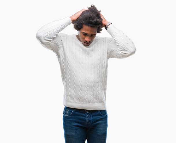Afro-Amerikaanse man over geïsoleerde achtergrond lijden hoofdpijn wanhopig en benadrukt omdat pijn en migraine. Handen op het hoofd. - Foto, afbeelding