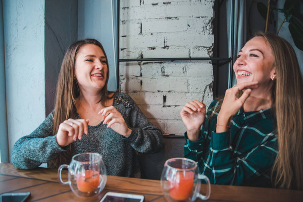 Дві подружки розмовляють в кафе, коли п'ють чай. концепція зустрічі
 - Фото, зображення