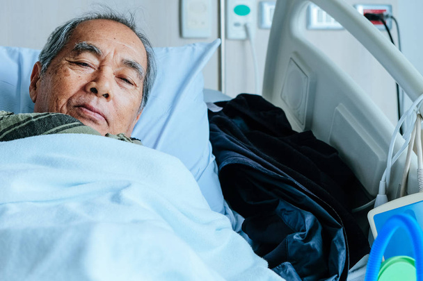 Pacientes de edad avanzada en cama de hospital - Foto, Imagen