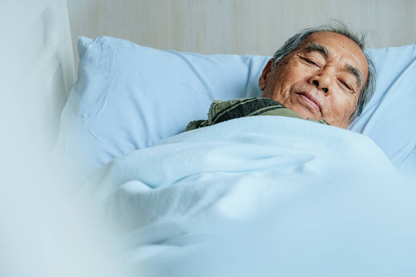 Ältere Patienten im Krankenhausbett - Foto, Bild