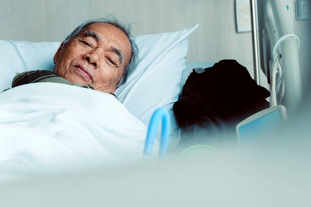 Ηλικιωμένοι ασθενείς στο κρεβάτι του νοσοκομείου - Φωτογραφία, εικόνα
