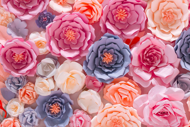 Vícebarevné růžové fialové svatební květinové pozadí vzorek z papírových květin - Fotografie, Obrázek
