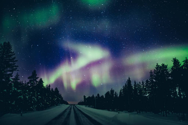 Coloridas luces polares árticas Aurora Boreal actividad en invierno Finlandia, Laponia
 - Foto, imagen
