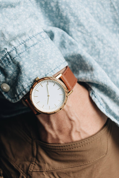 mão masculina vestindo relógio de pulso elegante
 - Foto, Imagem