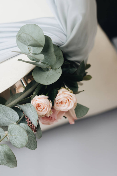Stühle mit Blumen geschmückt, Hochzeitsstil - Foto, Bild