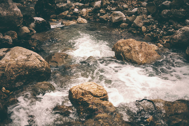 Górski potok i dużych kamieni. Burzliwy creek w lesie z bliska. Duże kamienie mokre nad brzegiem rzeki. Małego wodospadu. - Zdjęcie, obraz