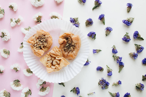 Postres dulces de Baklava. Pastelería hecha de capas de filo rellenas de nueces picadas y endulzadas y unidas con almíbar o miel
 - Foto, imagen