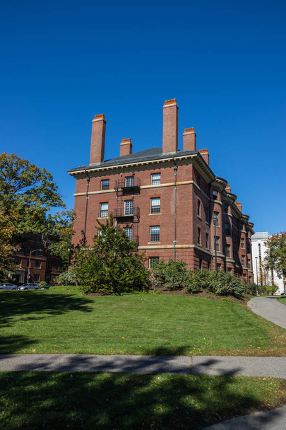 Edificios de ladrillo tradicionales dentro de la Universidad de Harvard, MA
 - Foto, Imagen