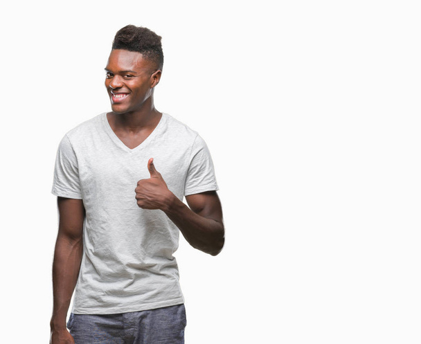 Afro-amerikai fiatalember több mint boldog remek gesztus kézzel elszigetelt háttérben. Kifejezés nézte a kamera mutatja a sikeres jóváhagyásáról. - Fotó, kép
