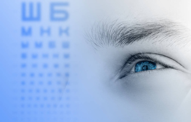 Ojo azul masculino humano de cerca, comprobación de la visión humana, carta del alfabeto, tabla
 - Foto, imagen