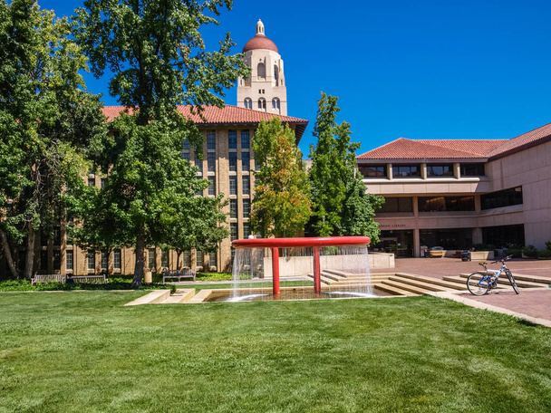 Адміністративний корпус всередині Стенфордського університету, Каліфорнія - Фото, зображення
