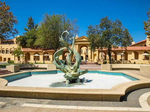 Fontaine sèche à l'intérieur de l'Université Stanford, CA
 - Photo, image