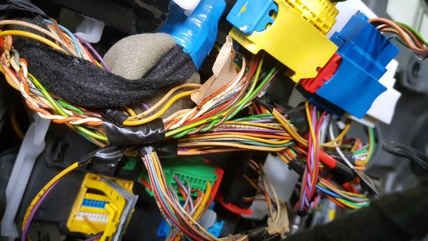 Unidade de controle do motor do carro, plugue de fios multicoloridos
 - Foto, Imagem