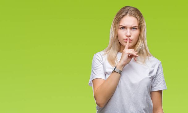 Молода біла жінка над ізольованим тлом просить мовчати з пальцем на губах. Тиша і таємна концепція
. - Фото, зображення