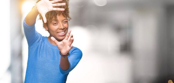 Güzel genç Afro-Amerikan kadın yüzünden izole arka plan kullanarak el avuç içi ve parmaklar, kamera perspektif çerçevesini yapıyor gülen - Fotoğraf, Görsel