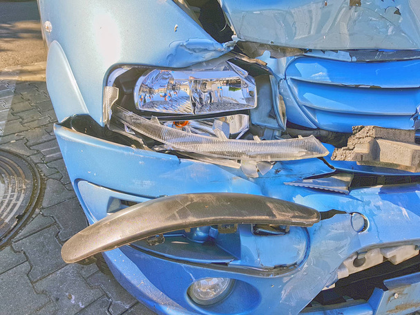 Rikkoutuneen auton etupuoli, raskaasti vaurioitunut auto-onnettomuuden jälkeen
 - Valokuva, kuva