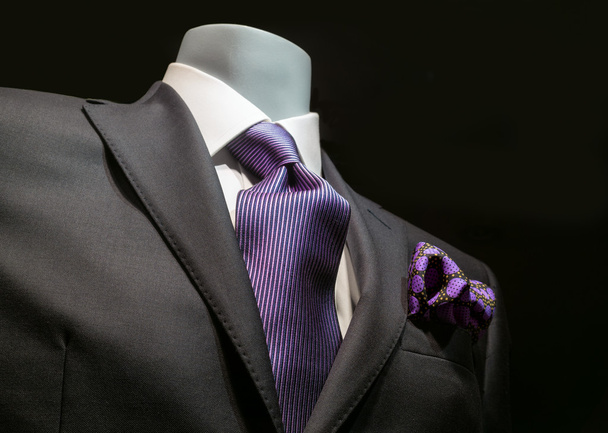 Casaco cinza escuro com gravata roxa
 - Foto, Imagem